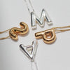 ¿Cómo saber si llevar accesorios de moda en dorado o en plateado?